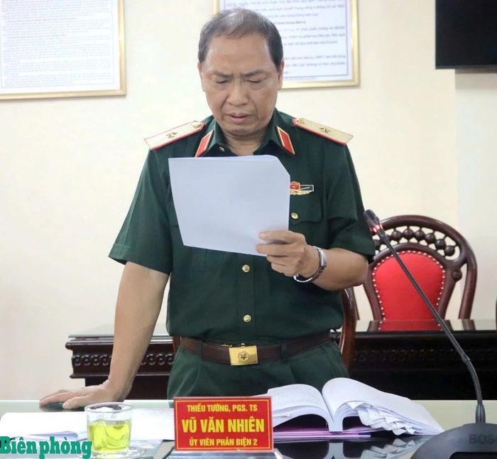Thiếu tướng, Phó Giáo sư, Tiến sĩ Vũ Văn Nhiên, Chủ nhiệm Khoa Lý luận Mác - Lênin, Học viện Quốc phòng, phát biểu nhận xét, đóng góp ý kiến tại buổi đánh giá. Ảnh: Lương Linh
