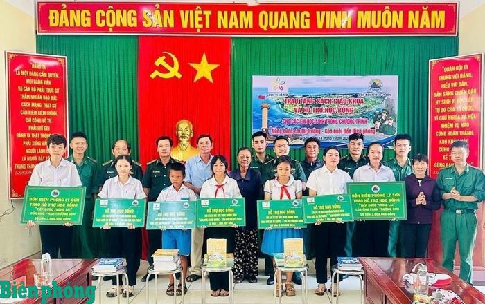 Cán bộ Đồn Biên phòng Lý Sơn, Bộ đội Biên phòng tỉnh Quảng Ngãi phối hợp với các nhà hảo tâm tổ chức gặp mặt, tặng sách giáo khoa, hỗ trợ học bổng cho các em học sinh trong Chương trình “Nâng bước em tới trường - Con nuôi đồn Biên phòng” trên địa bàn đặc khu Lý Sơn, tỉnh Quảng Ngãi trước thềm năm học mới 2026-2027. Ảnh: Tuấn Anh