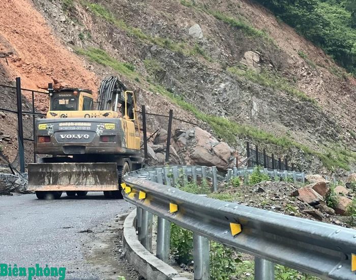 Chính quyền địa phương xã Mường Típ huy động máy móc giải phóng đất đá bị sạt lở. Ảnh: Biên Cương