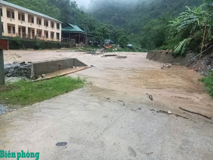 Mưa to kéo dài khiến nước trên suối đầu nguồn xã Tam Thái dâng cao. Ảnh: Biên Cương