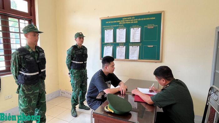 Cán bộ Đồn Biên phòng cửa khẩu quốc tế Lào Cai lấy lời khai đối tượng. Ảnh: Trung Dũng