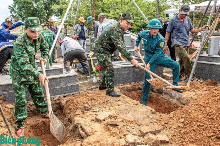 Việc tìm kiếm được tổ chức từ sáng sớm đến chiều tối. Ảnh: Lê Văn Chương