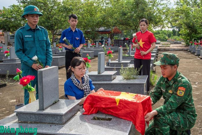 Dự kiến, việc khai quật, mở nắp mộ liệt sĩ chưa xác định được danh tính diễn ra trong 10 ngày. Ảnh: Lê Văn Chương