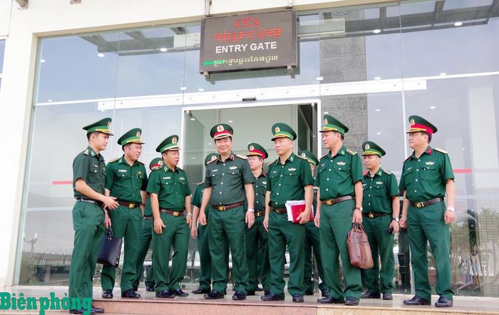 Trung tướng Trương Mạnh Dũng cùng đoàn công tác kiểm tra khu vực làm việc tại Trạm Biên phòng cửa khẩu quốc tế Mộc Bài, Đồn Biên phòng cửa khẩu quốc tế Mộc Bài. Ảnh: Đinh Quân