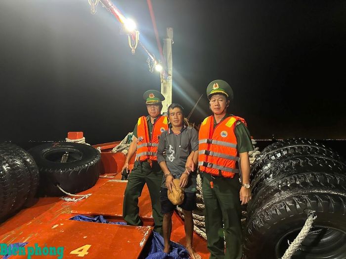 Đối tượng Võ Văn Vũ bị lực lượng chức năng khống chế, bắt giữ khi đang lẩn trốn trên tàu cá. Ảnh: Quang Anh