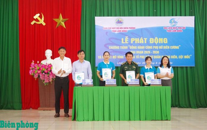 Đại diện các đơn vị ký kết cam kết hỗ trợ hoạt động của Hội Liên hiệp Phụ nữ xã Quảng Trực giai đoạn 2026 - 2030. Ảnh: Văn Hoàn