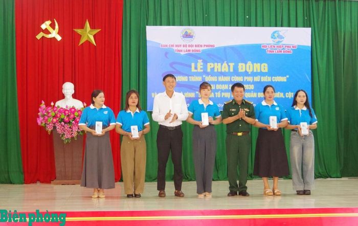 Ban Tổ chức trao tặng điện thoại thông minh cho các thành viên mô hình “Số hóa Tổ phụ nữ tự quản đường biên, cột mốc”. Ảnh: Văn Hoàn