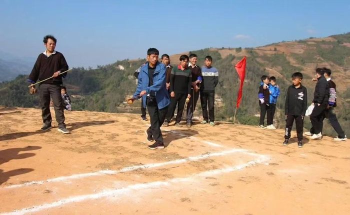 Người Mông Mù Cang Chải thi đánh Tu lu (đánh quay) – trò chơi dân gian quen thuộc trong những ngày hội.