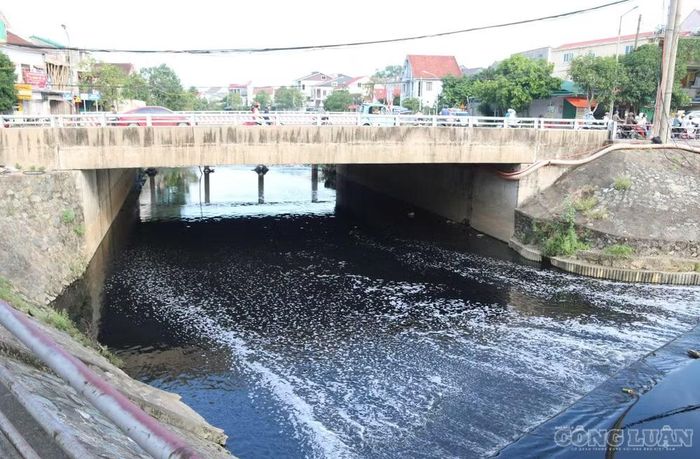 Người dân đi qua dòng kênh đều cảm nhận được mùi hôi thối bốc lên từ dòng nước. Ảnh: Kim Long