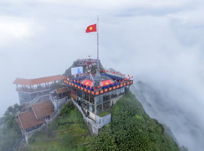 Lá cờ đỏ sao vàng tung bay trên nóc nhà Đông Dương. Ảnh: Bộ VHTTDL