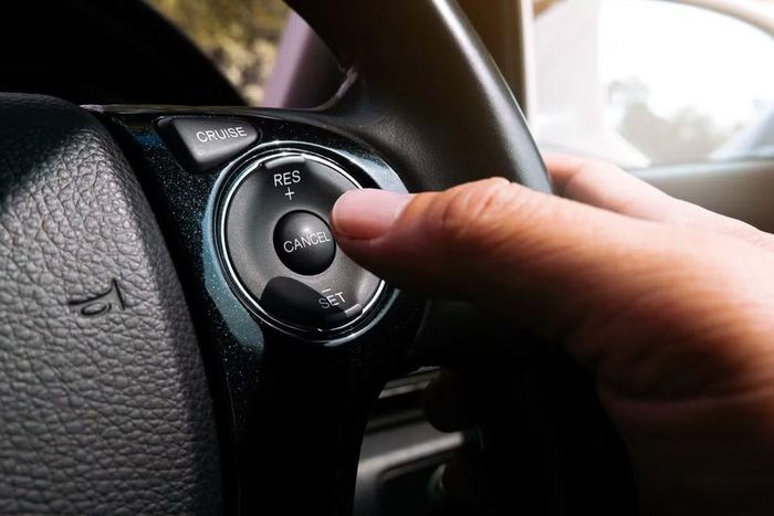 Người lái xe thao tác trên nút điều khiển Cruise Control, cần thận trọng khi sử dụng trong điều kiện mưa lớn để tránh mất lái. Ảnh: SlashGear