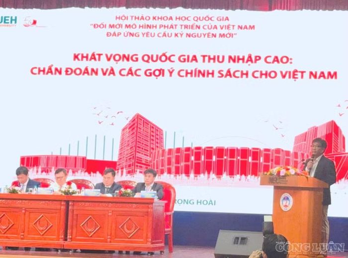 GS.TS Nguyễn Trọng Hoài, Đại học Kinh tế Thành phố Hồ Chí Minh trình bày tham luận tại hội thảo.