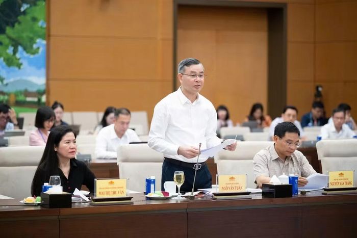 Bộ trưởng Bộ Tài chính Ngô Văn Tuấn trình bày Tờ trình của Chính phủ (ảnh QH).