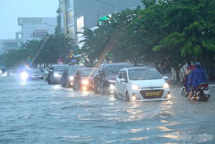 Tuyến phố Nguyễn Văn Cừ bị ngập khiến giao thông đi lại khó khăn. Ảnh: Kim Long