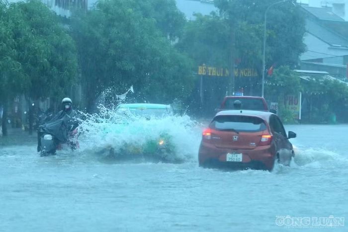 Mưa lớn khiến nhiều tuyến đường ở trung tâm thành phố Vinh cũ bị ngập. Ảnh: Kim Long
