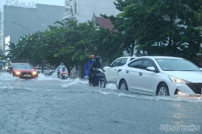 Mưa lớn đã ảnh hưởng đến cuộc sống của người dân. Ảnh: Kim Long