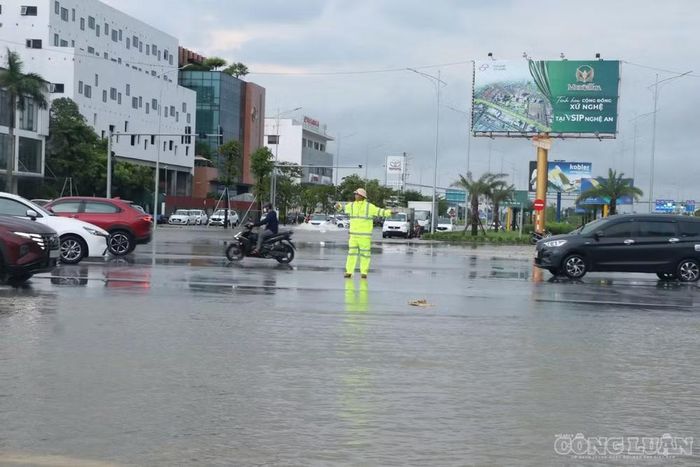 Cảnh sát giao thông điều tiết phương tiện giao thông. Ảnh: Kim Long