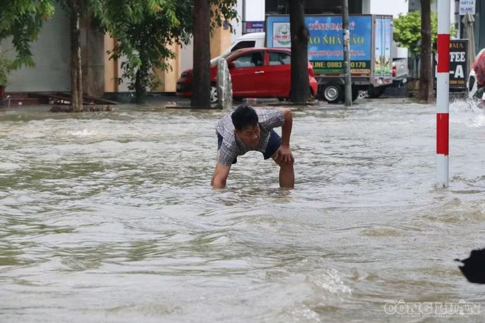 Mưa xối xả khiến nhiều tuyến đường bị ngập trong biển nước. Ảnh: Kim Long