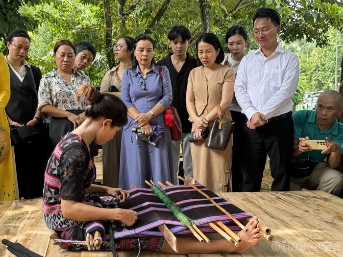  Nghề dệt zèng của đồng bào Tà Ôi gây ấn tượng bởi kỹ thuật đưa hạt cườm trực tiếp vào sợi vải để tạo nên những hoa văn đặc trưng. Ảnh: Diệu Linh 