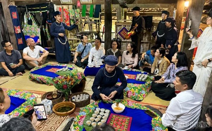 Không gian sinh hoạt văn hóa truyền thống của đồng bào Tày được giới thiệu tới các đại biểu trong chương trình khảo sát. Ảnh: Diệu Linh