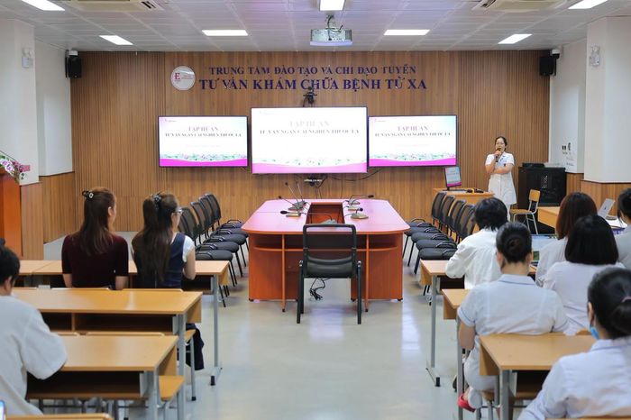 Bệnh viện E tổ chức lớp tập huấn về tư vấn ngắn cai nghiện thuốc lá cho cán bộ y tế. (Ảnh: BVCC).