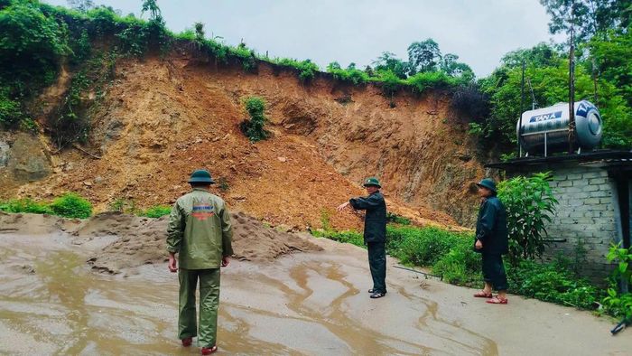 Mưa lũ khiến nhiều điểm đường bị sạt lở gây khó khăn cho việc đi lại (Ảnh người dân cung cấp)
