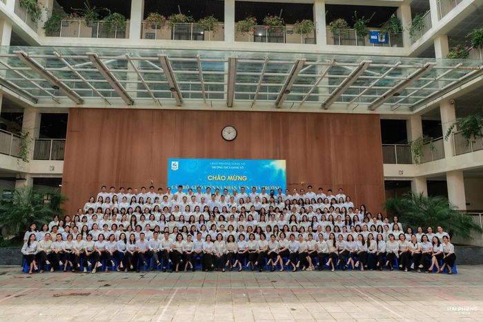 Gần 300 cán bộ, giáo viên, nhân viên Trường THCS Giảng Võ cùng bước vào năm học đầu tiên sau sắp xếp.