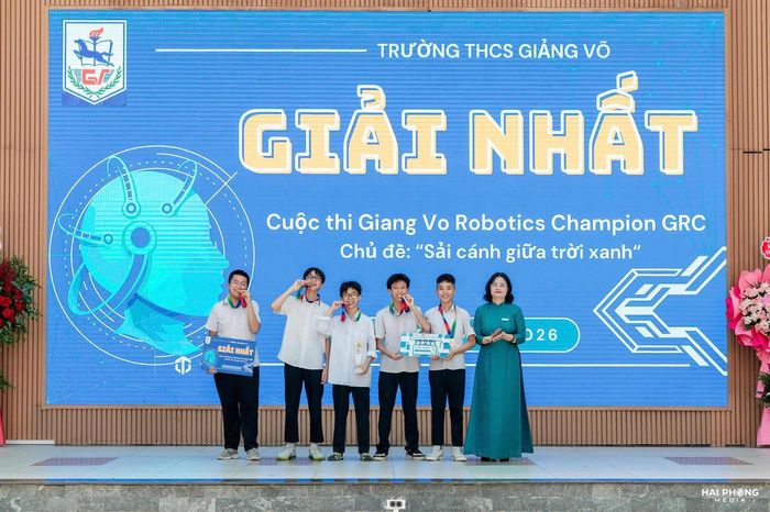 Hiệu trưởng Trường THCS Giảng Võ cùng học sinh tại sân chơi Giang Vo Robotics Champion GRC, một trong những hoạt động khuyến khích sáng tạo, ứng dụng công nghệ trong nhà trường.