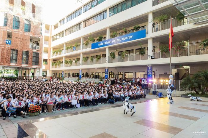 Học sinh Trường THCS Giảng Võ tham gia hoạt động trải nghiệm với robot, một trong những nội dung góp phần đưa khoa học, công nghệ và đổi mới sáng tạo đến gần hơn với học sinh.