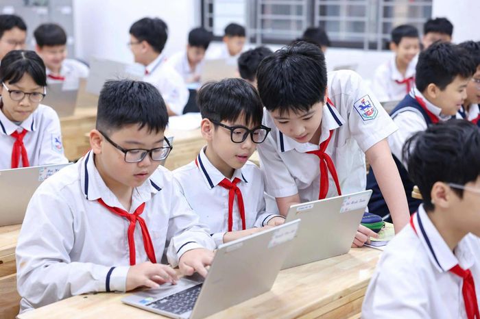 Học sinh Trường THCS Giảng Võ trong một hoạt động học tập ứng dụng công nghệ, tăng cường kỹ năng làm việc nhóm và khai thác học liệu số.