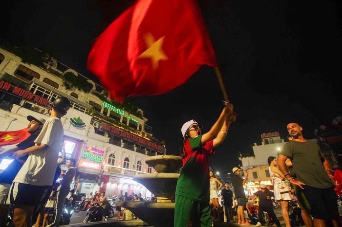 Dòng người “đi bão” kéo dài đến gần nửa đêm. Cờ Tổ quốc liên tục tung bay giữa dòng phương tiện trên các tuyến phố trung tâm Hà Nội.