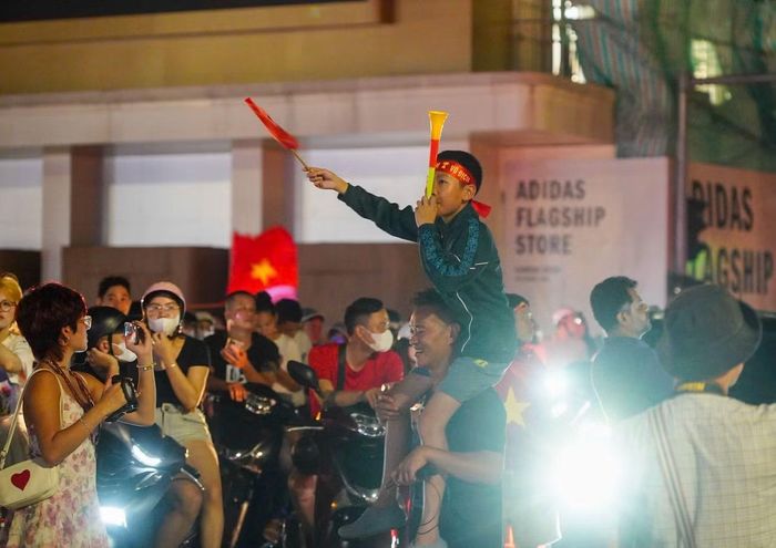 Chiến thắng 2-0 trước Malaysia đưa tuyển Việt Nam vào chung kết ASEAN Cup 2026 gặp Thái Lan. Giữa đêm Hà Nội rợp cờ đỏ sao vàng, người hâm mộ tiếp tục hò reo, gửi kỳ vọng vào trận đấu cuối cùng của hành trình chinh phục ngôi vô địch.