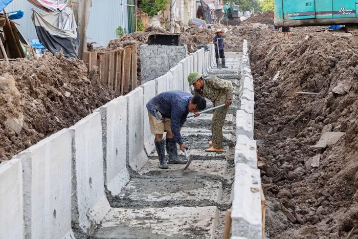 Trên công trường, các mũi thi công đồng loạt triển khai, máy móc hoạt động liên tục để ép cừ, lắp đặt hệ thống thoát nước và xử lý nền đường.