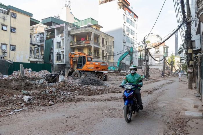 Để khắc phục tình trạng trên, từ cuối tháng 6/2026, UBND phường Cầu Giấy (TP Hà Nội) tiến hành giải phóng mặt bằng phục vụ dự án cải tạo, mở rộng tuyến ngõ. Sau hơn một tháng triển khai, diện mạo khu vực đã ghi nhận nhiều chuyển biến tích cực.