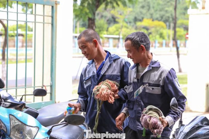 Sau giờ tan ca, nhiều công nhân, người lao động tìm đến Điểm dừng chân trong Khu công nghiệp Hòa Khánh để nghỉ ngơi. Ảnh: Giang Thanh
