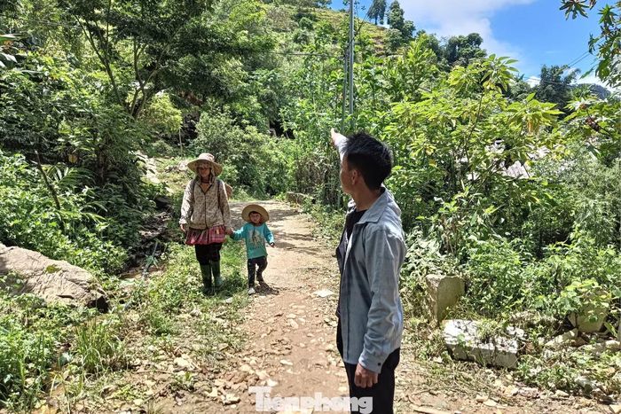 Người dân Kang Kỷ lo lắng do những vệt sạt dài trên núi; cứ mưa là dòng suối chảy ầm ầm qua làng.