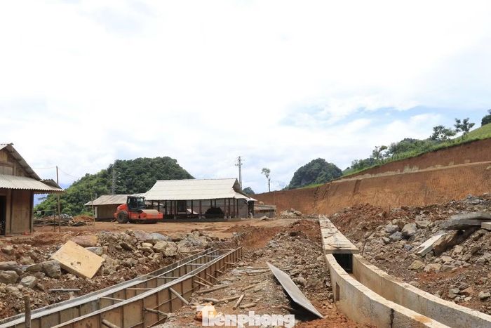 Do hạ tầng kỹ thuật chưa hoàn thiện và không có kinh phí di dời nên nhiều hộ dân dù nguy hiểm vẫn liều mình ở lại khu vực có nguy cơ sạt lở tại Kang Kỷ.