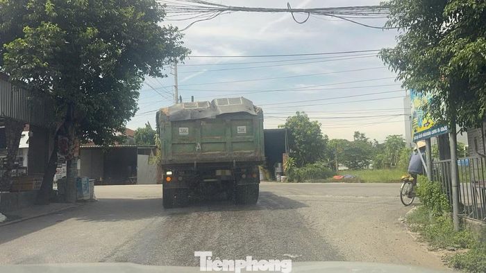 Vệt nước kéo dài trên tuyến từ cầu Phước Lộc ra tuyến ĐT623B.