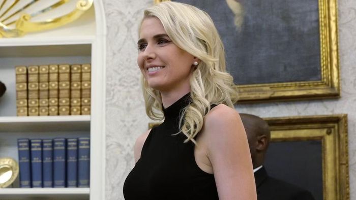 Trước khi trở thành trợ lý thân cận của ông Trump, Harp có cuộc sống ít được công chúng biết đến. Cô lớn lên trong một gia đình Cơ đốc giáo bảo thủ tại California, tốt nghiệp Đại học Point Loma Nazarene năm 2012 và nhận bằng thạc sĩ quản trị kinh doanh tại Đại học Liberty năm 2015.