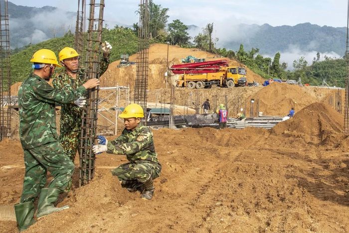 Thượng tá Lê Đạt (giữa) luôn lấy tinh thần “vượt nắng, thắng mưa”, bám công trường. Ảnh: Lê Văn Chương