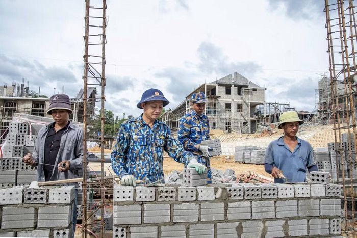 Trung tá Hoàng Anh Hoài (thứ 2 từ trái sang), nhân viên ra-đa tàu (Vùng 3 Hải quân) từng tham gia xây dựng công trình ở đảo Sơn Ca, quần đảo Trường Sa. Ảnh: Lê Văn Chương