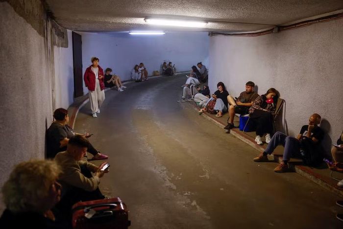 Người dân Kiev xuống hầm trú ẩn rạng sáng 20/8. (Ảnh: Reuters)