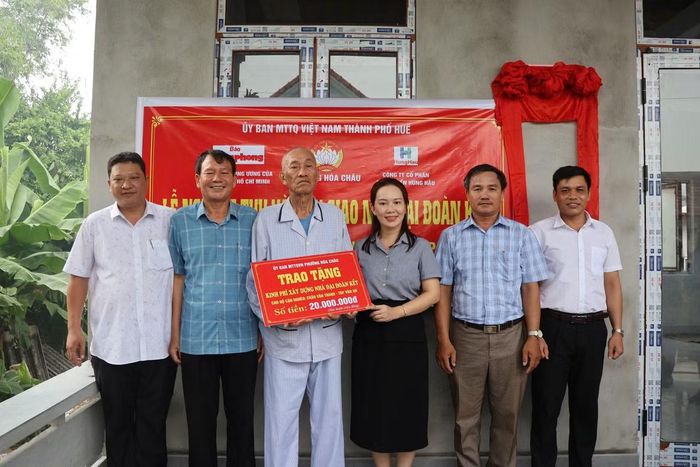 Các đơn vị trao hỗ trợ tượng trung, tổng khinh phí 94 triệu đồng.