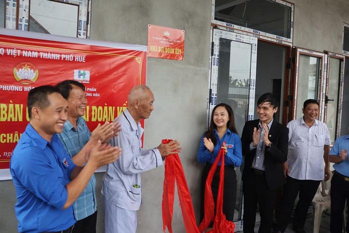 Nghi thức kéo băng bàn giao nhà được thực hiện trong sự chung vui của đại biểu và bà con nhân dân Tổ dân phố Vân An.
