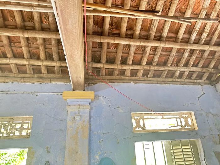 Căn nhà cũ xây dựng từ năm 1990 đến nay xuống cấp nghiêm trọng.