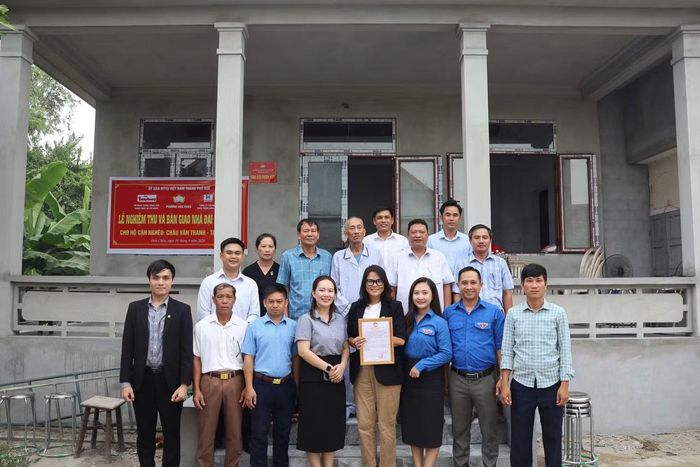 Chính quyền địa phương và các đơn vị cùng gia đình ông Thanh trước căn nhà mới.