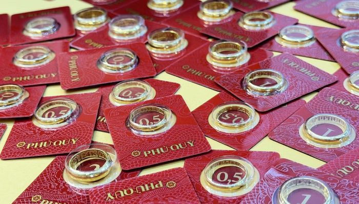Giá vàng trong nước bật tăng mạnh theo giá vàng thế giới.