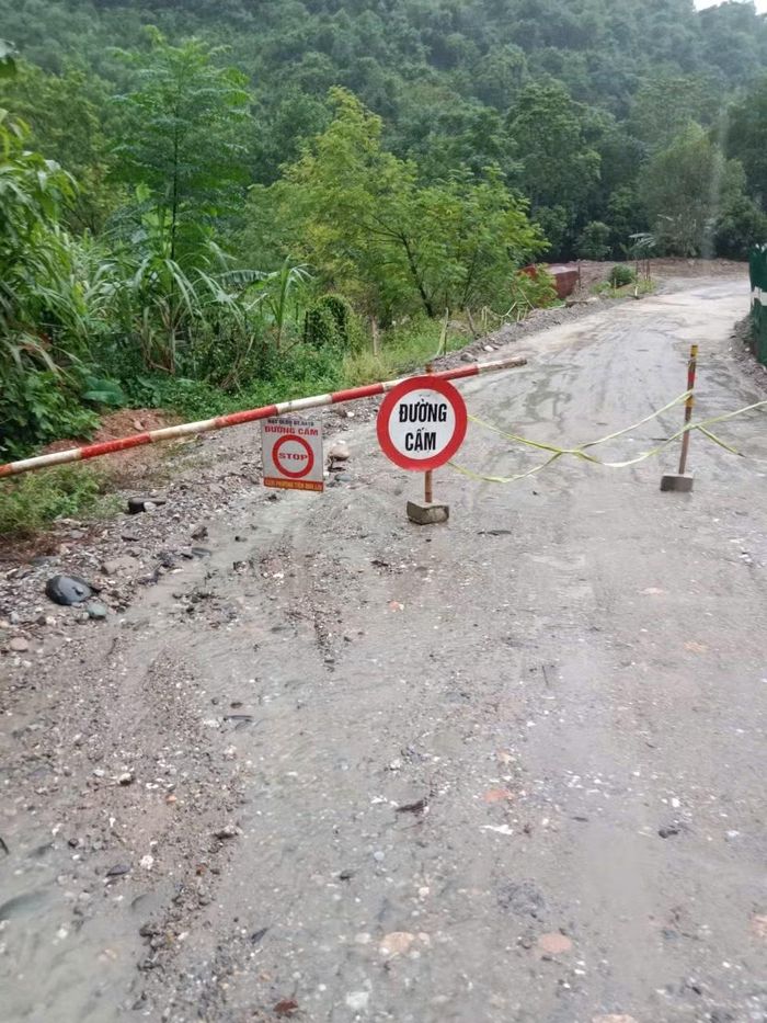 Một số khu vực bị ngập, chính quyền xã phải thông báo cấm đường để đảm bảo an toàn.