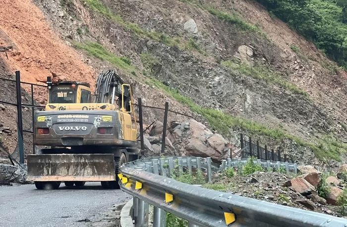 Máy múc được huy động đến dọn hiện trường.