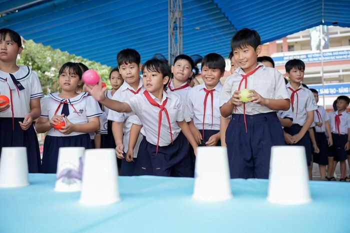 Học sinh nhà trường hào hứng tham gia trò chơi tương tác, qua đó làm quen với cách sử dụng nước hợp lý và bảo vệ môi trường chung.